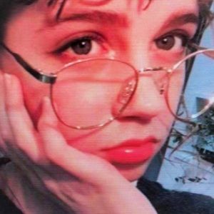 Meet your Posher, Flora